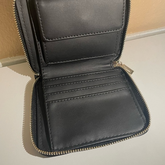 Guess small zip around wallet. Perfect condition. Never used. - Picture 3 of 6